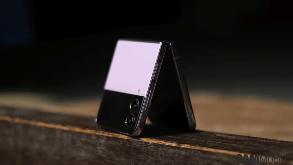 In India, the first Galaxy Z Flip rival was released. 1 Galaxy Z Flip 4