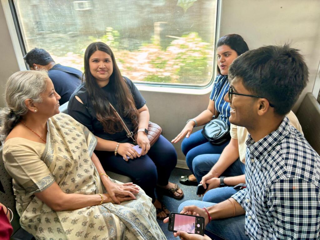 nirmala sitharaman in local train2