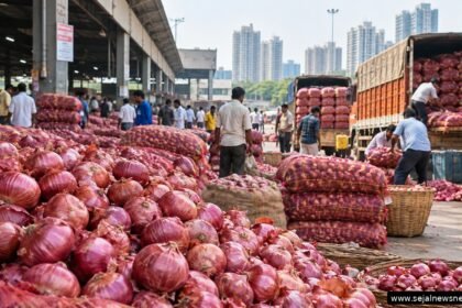 Onion prices in Navi Mumbai have risen to ₹80 per kg in retail markets as lower production, reduced APMC arrivals and a sack-weight dispute affect supply.